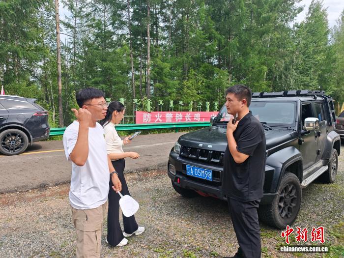 圖為「小鬆鼠暢行服務隊」為遊客指路。額爾古納國家級自然保護區管理局供圖