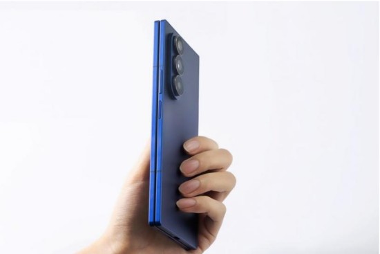 三星Galaxy Z Fold7自在掌握,带来前所未有的轻盈体验。 <ins class=