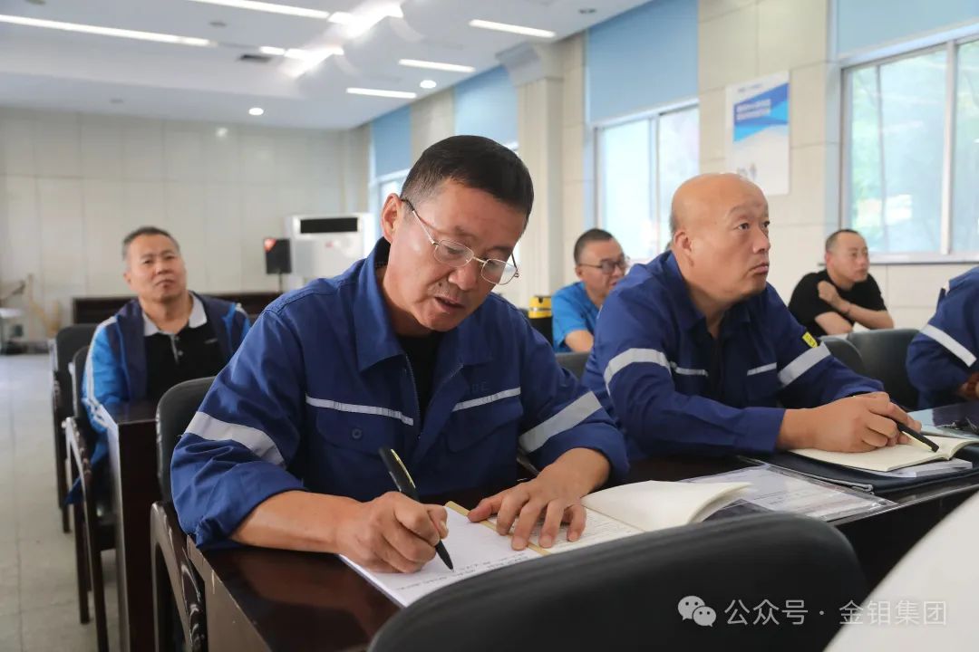 学员们认真记笔记