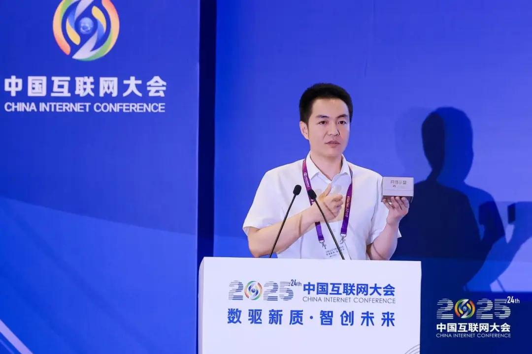 开普云副总裁王瑛向观众介绍开悟魔盒