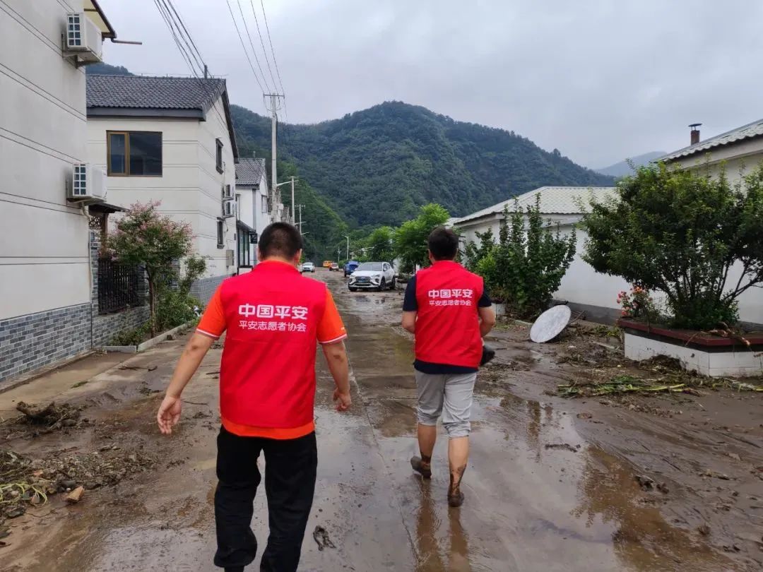 中国平安救援人员第一时间赶赴现场。