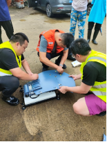 图:中国电信工程师在黄峪口村调通信号并教村民如何使用