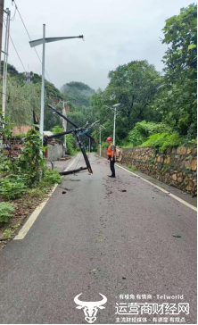 图:中国电信北京密云区分公司应急通信抢修队身背卫星背包,徒步前往黄峪口村