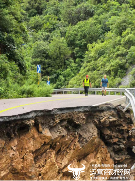 图:中国电信北京密云区分公司应急通信抢修队伍徒步前往黄峪口村