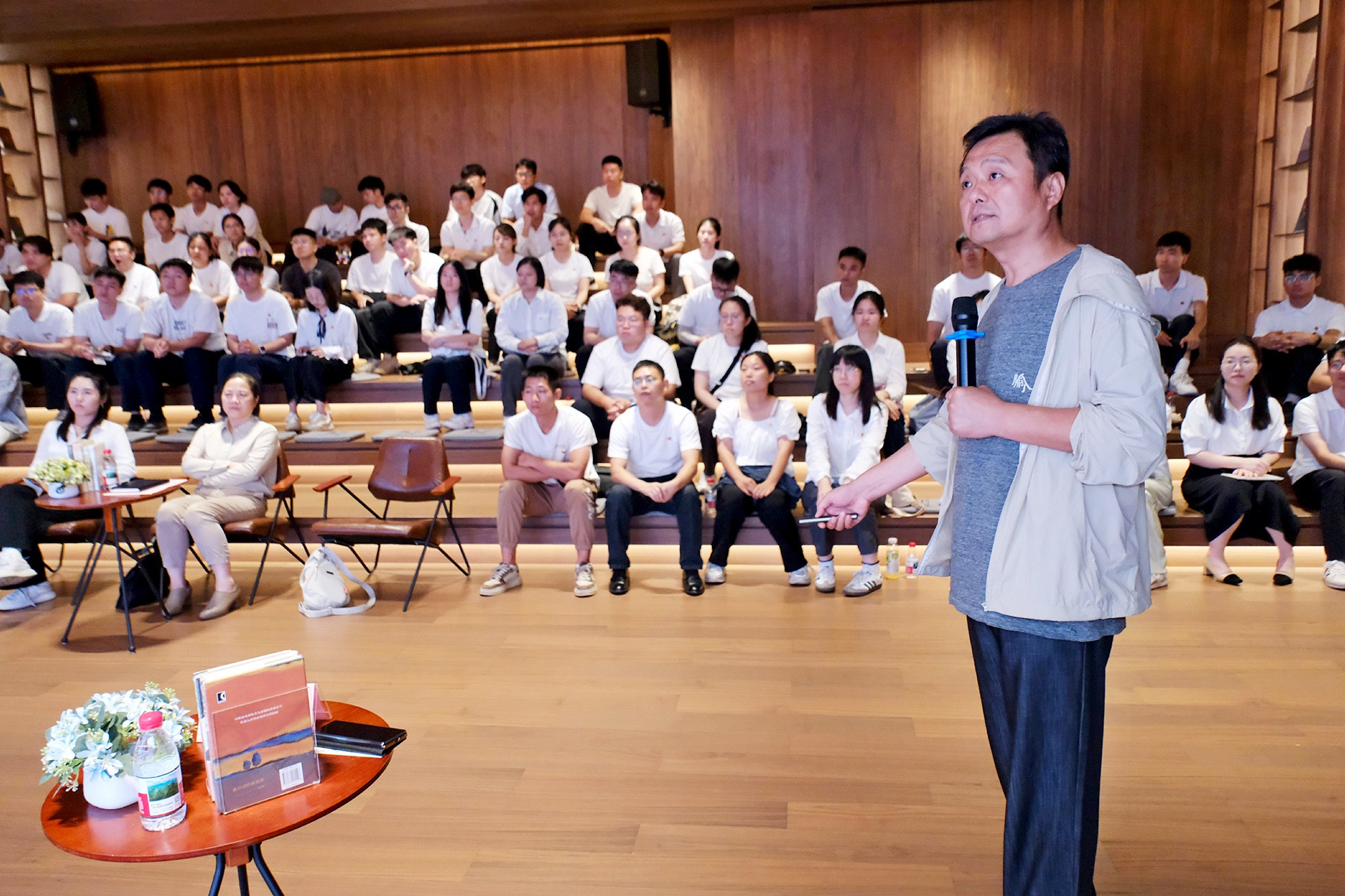     广西大学艺术学院院长胡红一带来精彩的阅读分享。