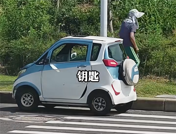 大妈私接红绿灯配电箱给老头乐充电:我60岁了 不懂啊