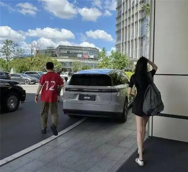 前不久,李想带妻子现身常州看苏超