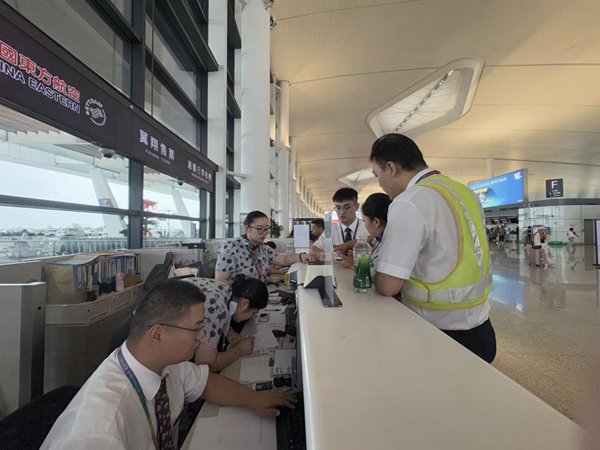 31日上午,宁波栎社机场的东航工作人员正在为旅客办理退改签手续(本文图片均由东航提供)