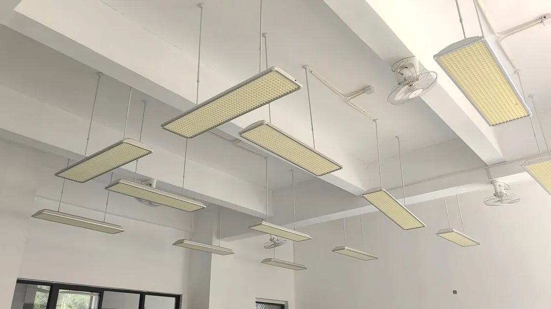 △普通格栅教室灯发黄-光电参数稳定性受影响