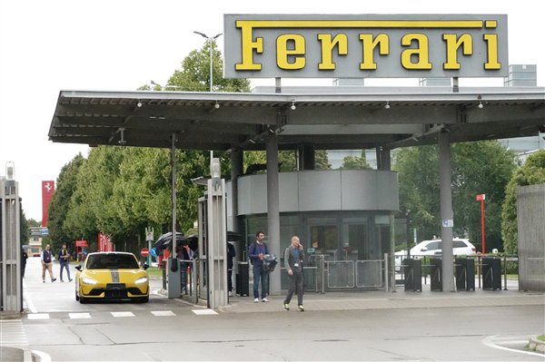 法拉利皮耶罗老爷子驾驶小米SU7 Ultra上街 直呼开着像F1赛车