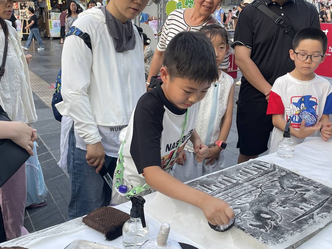 在體驗拓印的遊客 攝影 李雨心