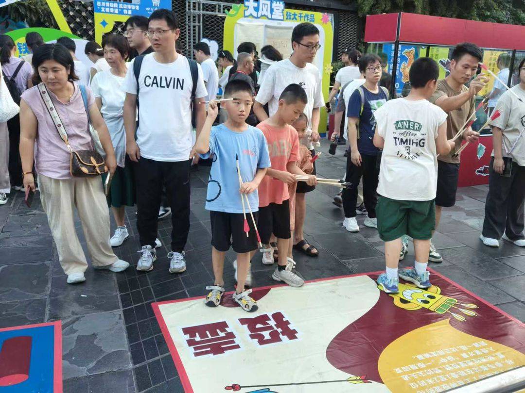 在體驗投壺的遊客