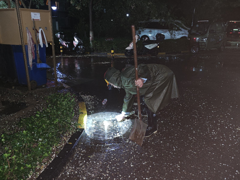 工作人员雨夜巡视园区(中铁地产 供图)