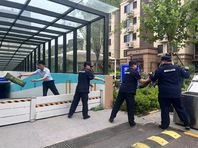 工作人员储备防汛沙袋等必要物资(中铁地产 供图)