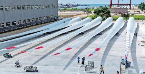 图为工人在山东省荣成市石岛管理区海上风电产业基地赶制大型风电叶片订单。新华社