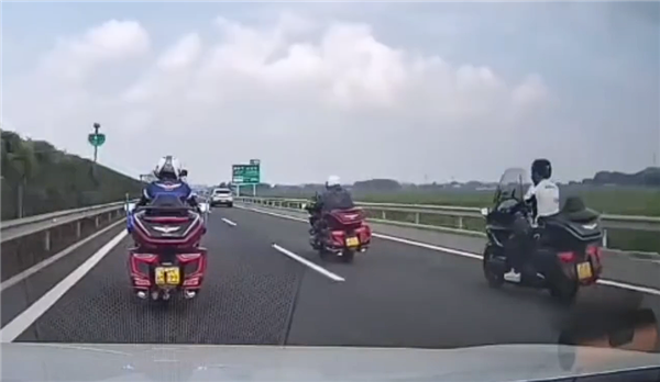 摩托车组团上高速 头车变道故意减速压车让其他成员超车通行