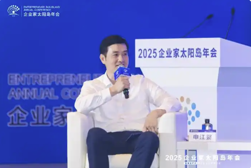 图为新华网总裁申江婴主持思客对话环节。新华网 发