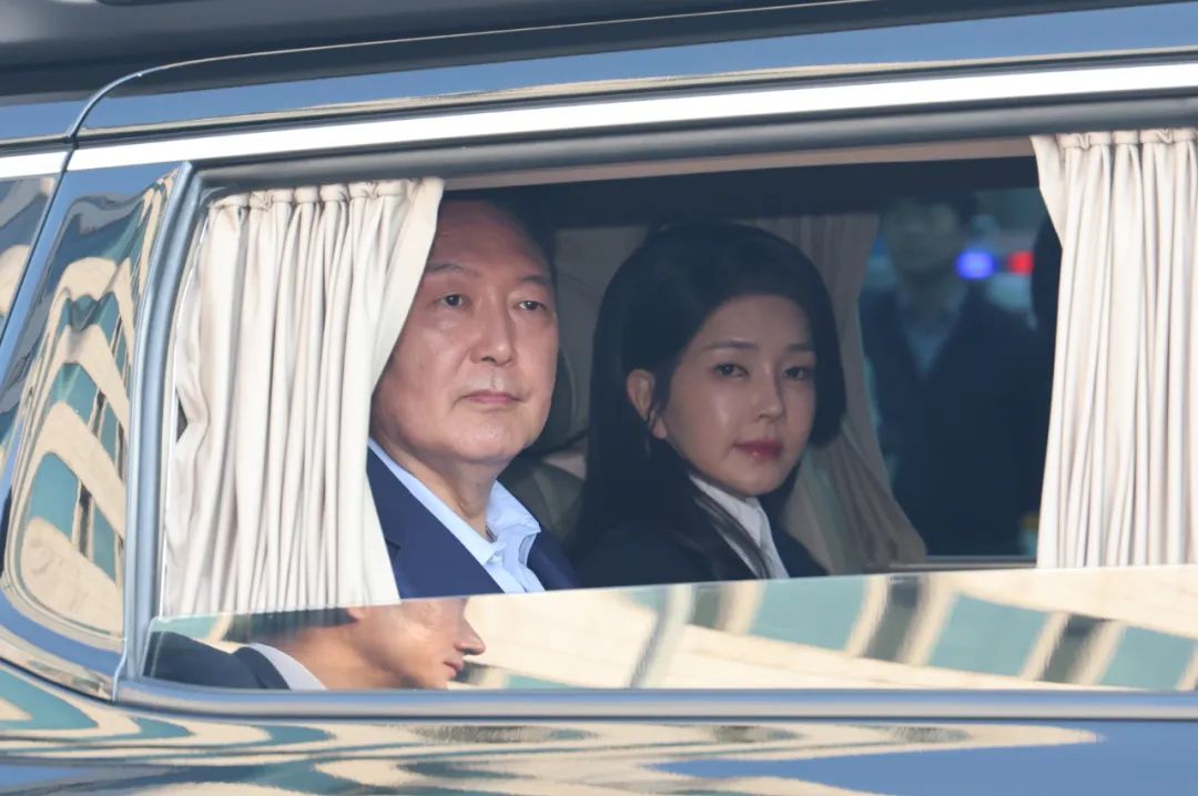 4月11日,尹锡悦和夫人金建希搬离韩国首尔汉南洞总统官邸,移居至瑞草洞私宅。图/IC