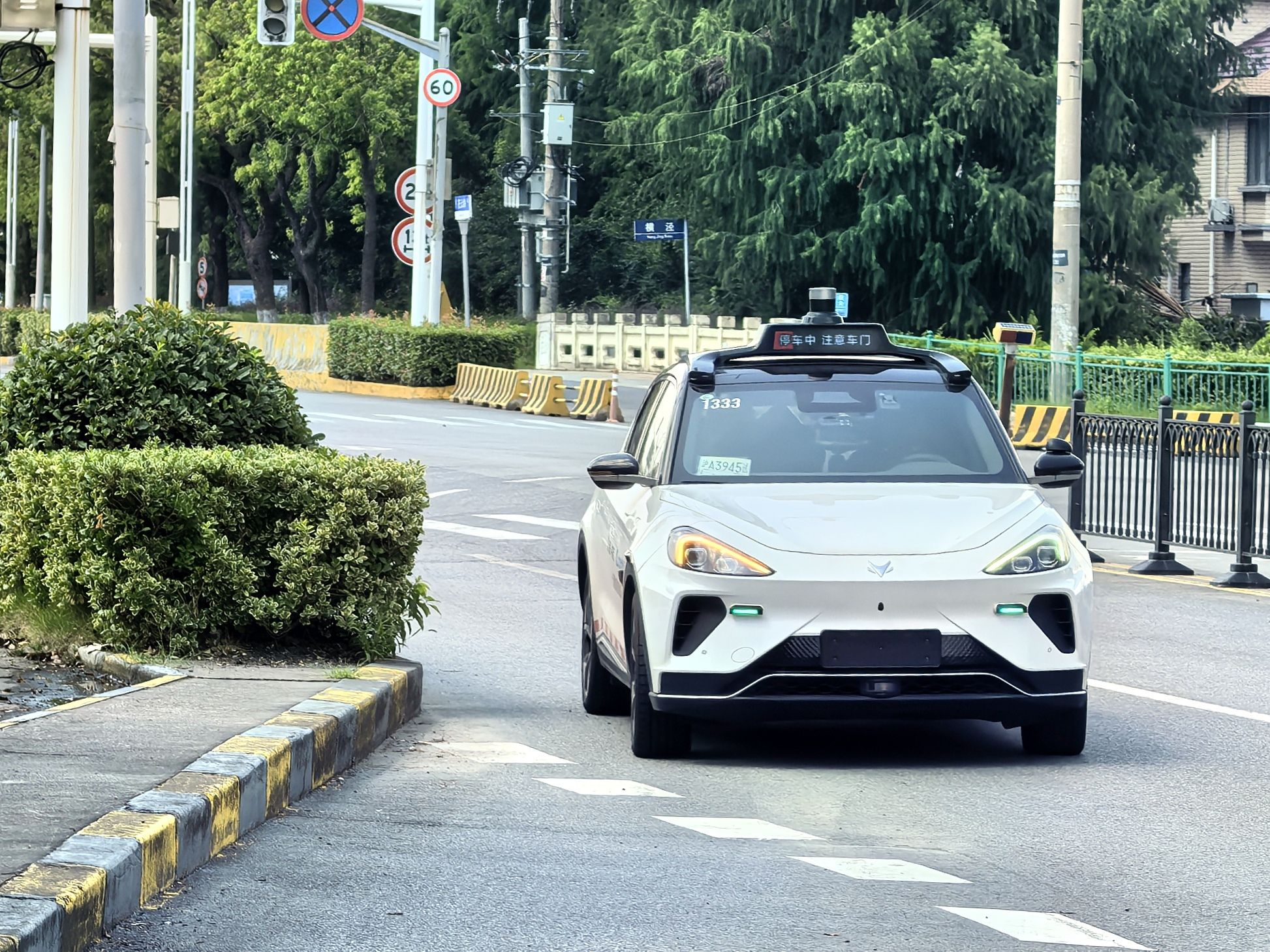 上海街头的无人驾驶出租车。