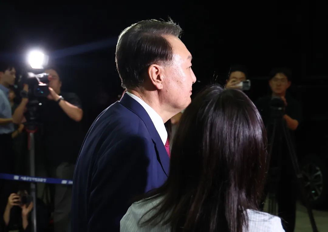 7月5日,韩国首尔,尹锡悦接受内乱案独立检察组传唤调查。图/视觉中国