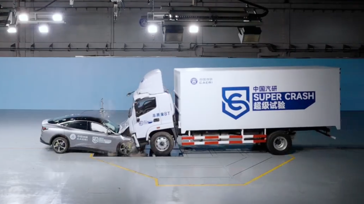 ▲ 极狐高管发布的对撞视频