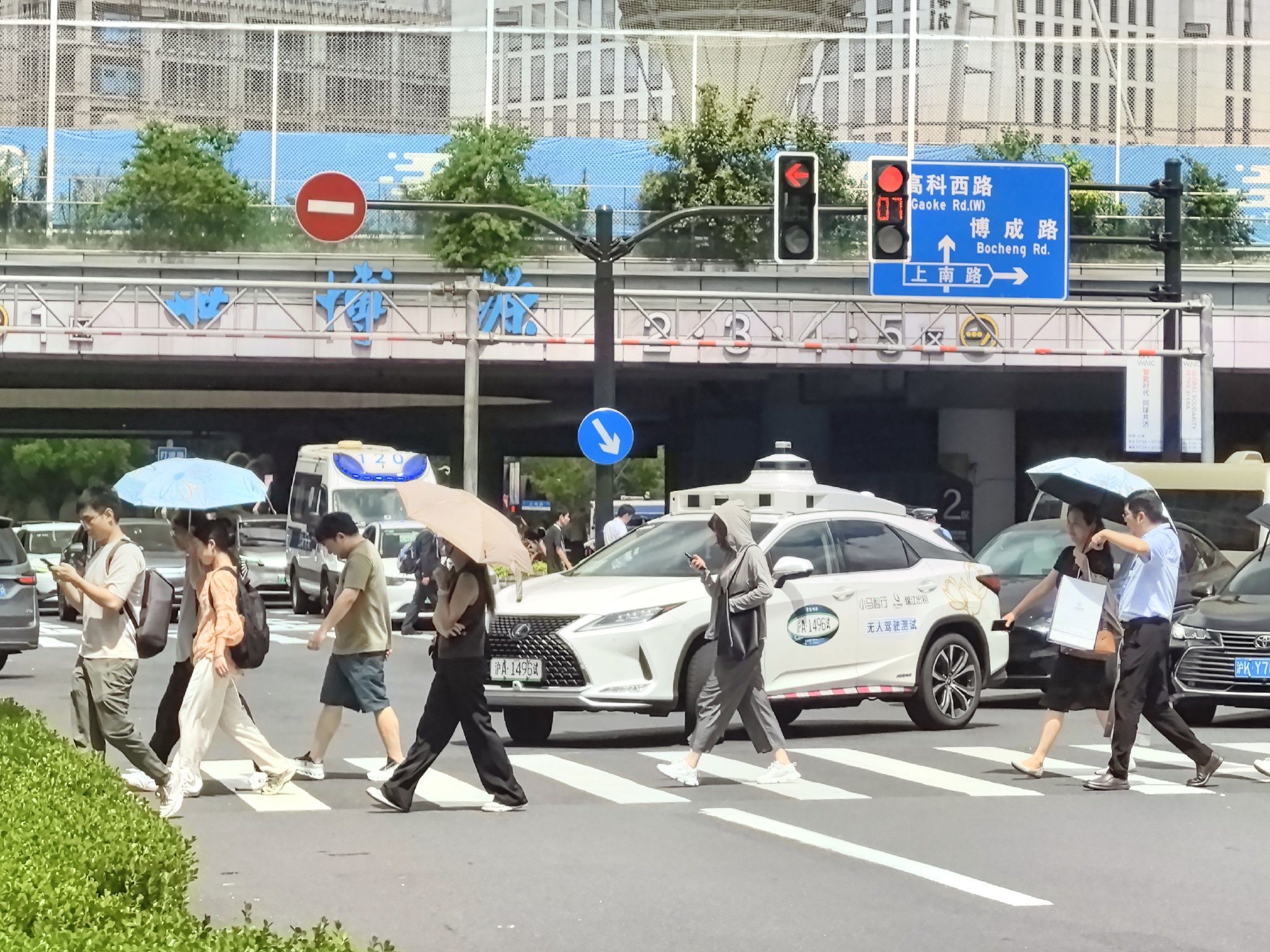 小马智行“无人驾驶出租车”在上海世博园附近道路左转礼让行人。新京报贝壳财经记者俞金旻摄