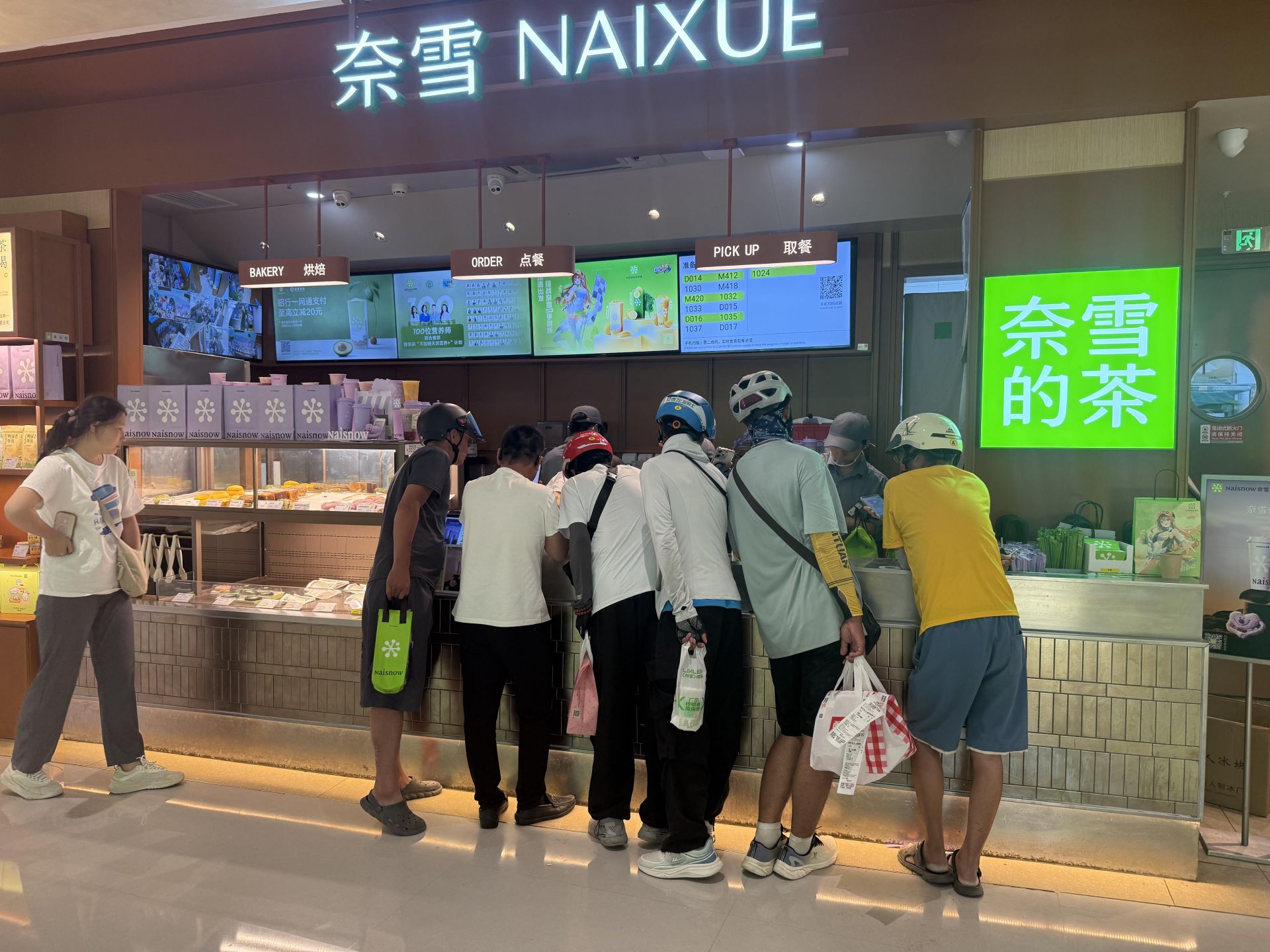 奈雪的茶门口等候取餐的骑手(图片来源:每经记者 赵雯琪 摄)