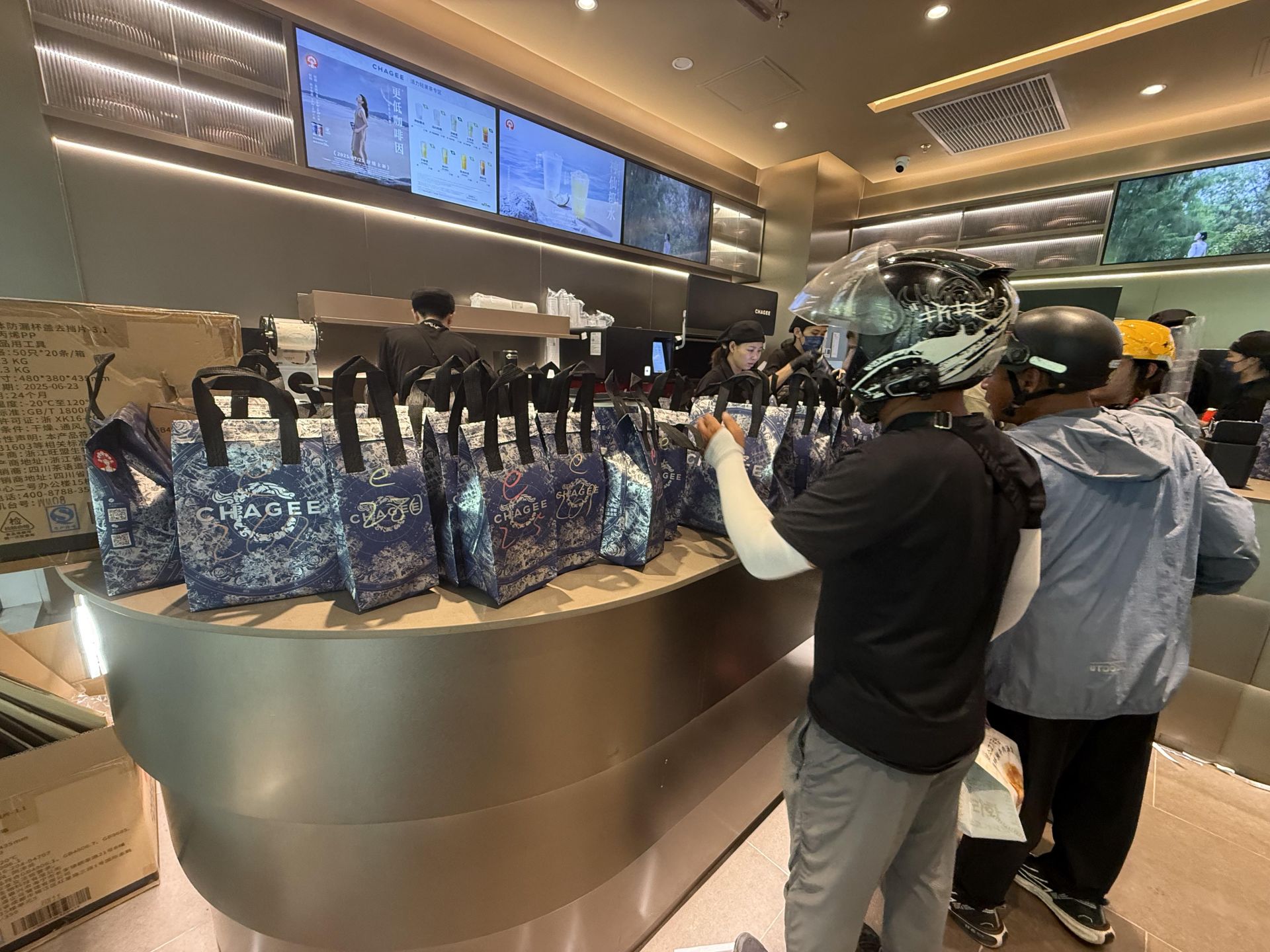 霸王茶姬门店中有大量外卖订单和前来取单的骑手(图片来源:每经记者 赵雯琪 摄)