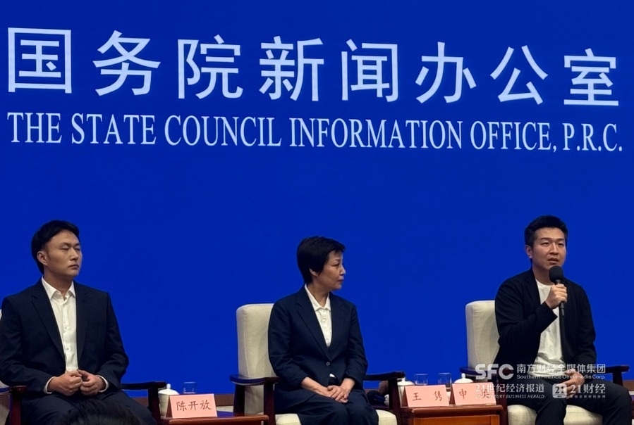 申奥在记者见面会上发言。本报记者贺泓源/摄