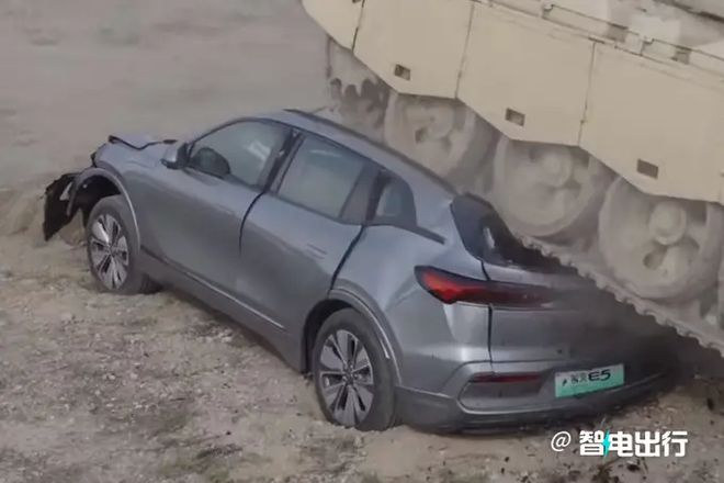 i8和卡车对撞之后,最该被喷的或许不是理想。