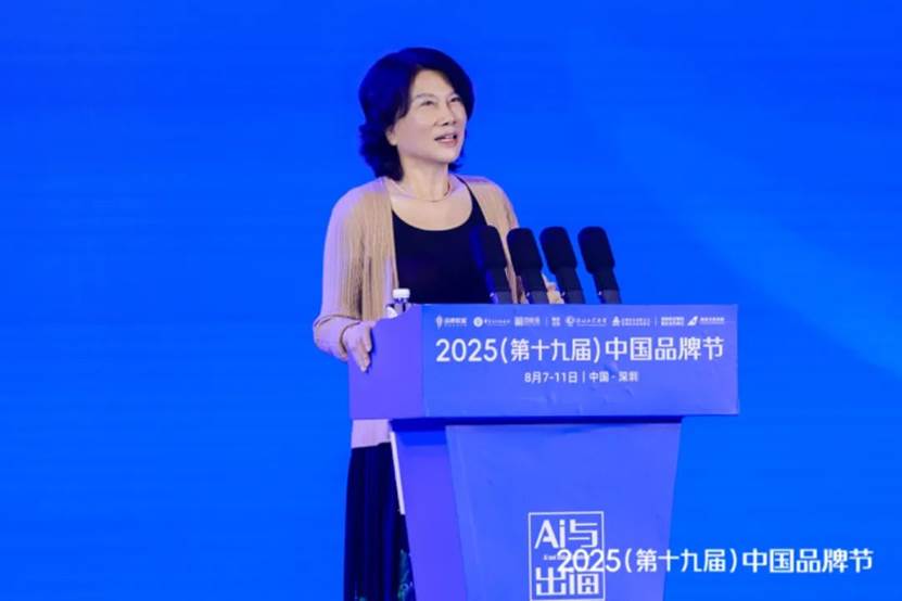 (图为董明珠现场作主题演讲)