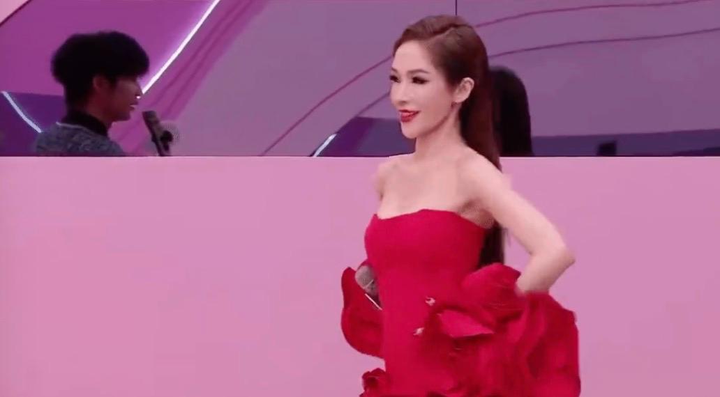 46岁萧亚轩瘦成“纸片人”，四肢纤细如竹竿，健康状态令粉丝担忧！此前自曝因髋关节骨折进行5次手术