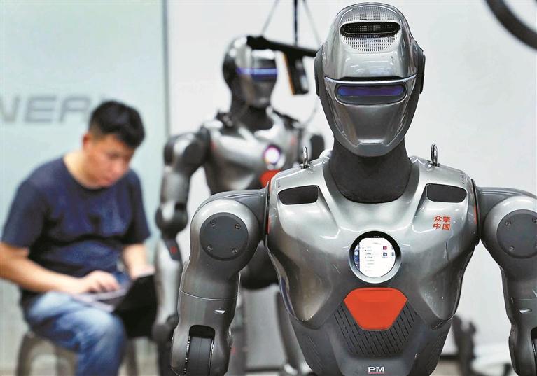 深圳市众擎机器人科技有限公司的工作人员在调试人形机器人。 (新华)