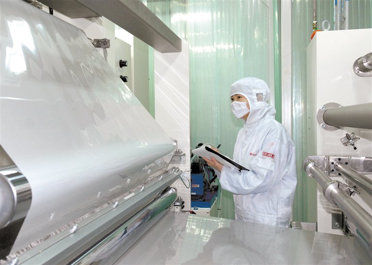 平板显示器用光学级聚酯薄膜精密涂布生产线建成,填补了国内空白。    尹培军  摄