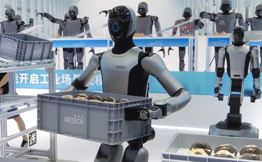 优必选带来人形机器人群体智能技术,“打工天团”展现硬核实力。言知工作室供图