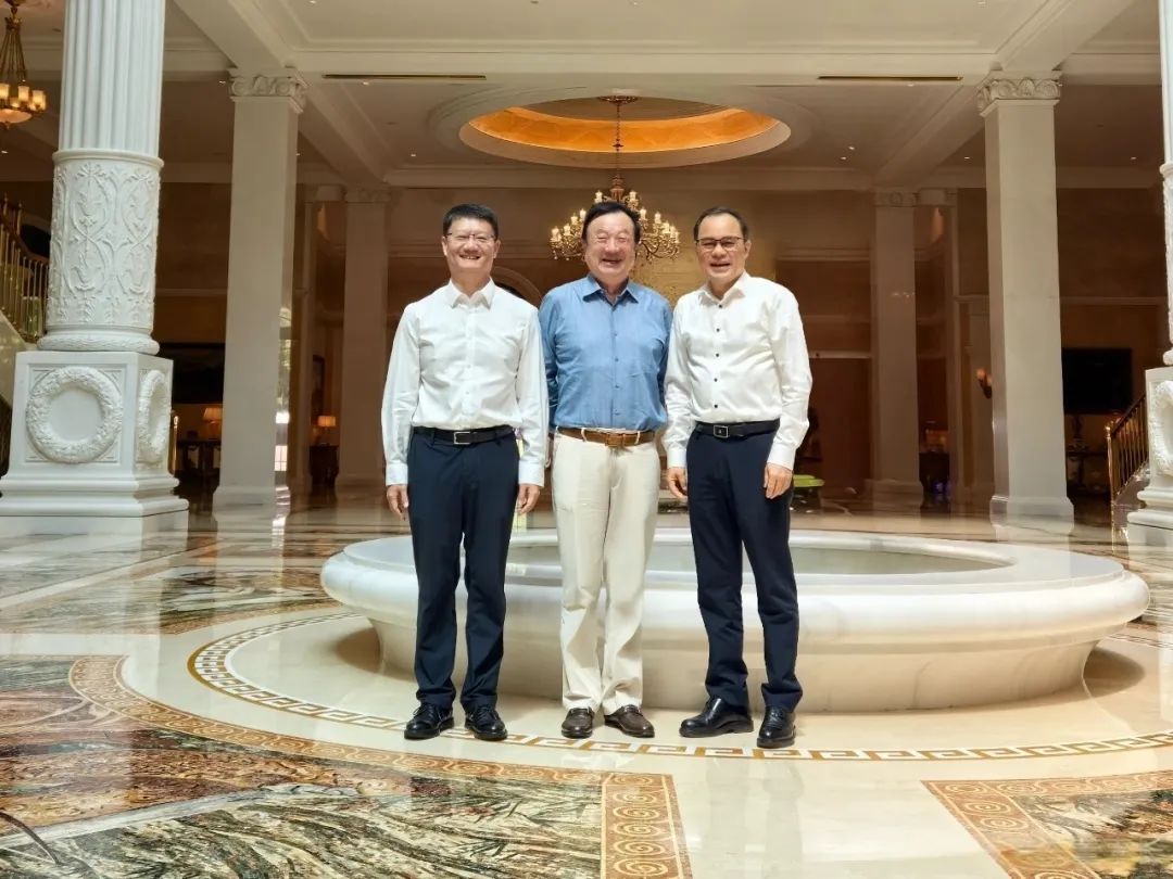 任正非(中)与朱华荣(右)(图片来源:微博用户@朱华荣长安汽车)