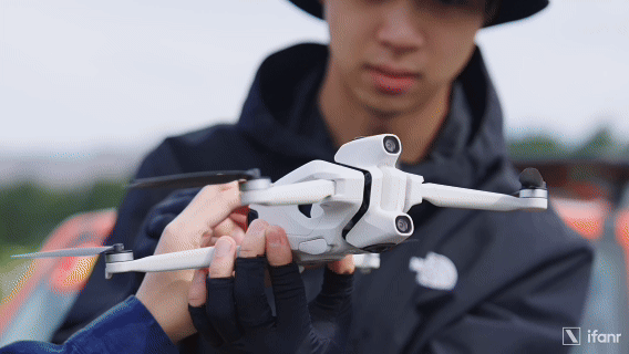 ▲ 开机自动展开起落架,避免底部的全景镜头接触地面