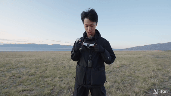 ▲套装包含:无人机本体、体感遥控手柄、飞行眼镜及电池