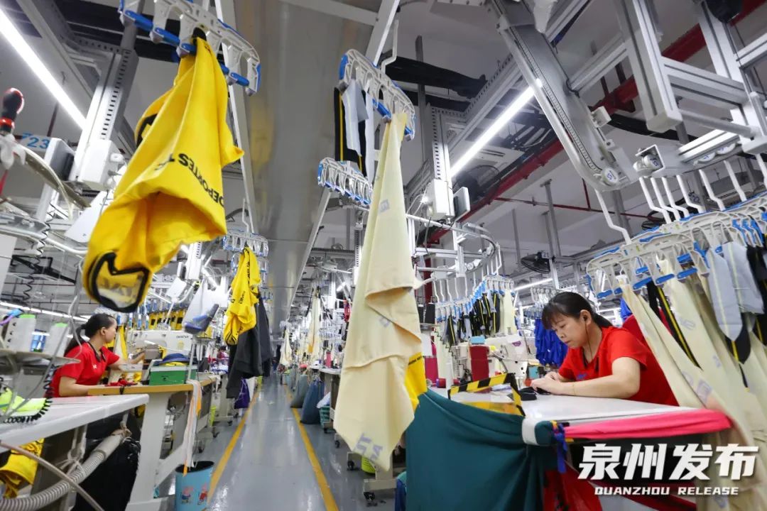 卡尔美5G+智慧工厂里,智能悬挂系统将物料传送到每一个工位。(陈起拓 摄)