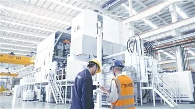 鸿图科技工作人员正在工作。