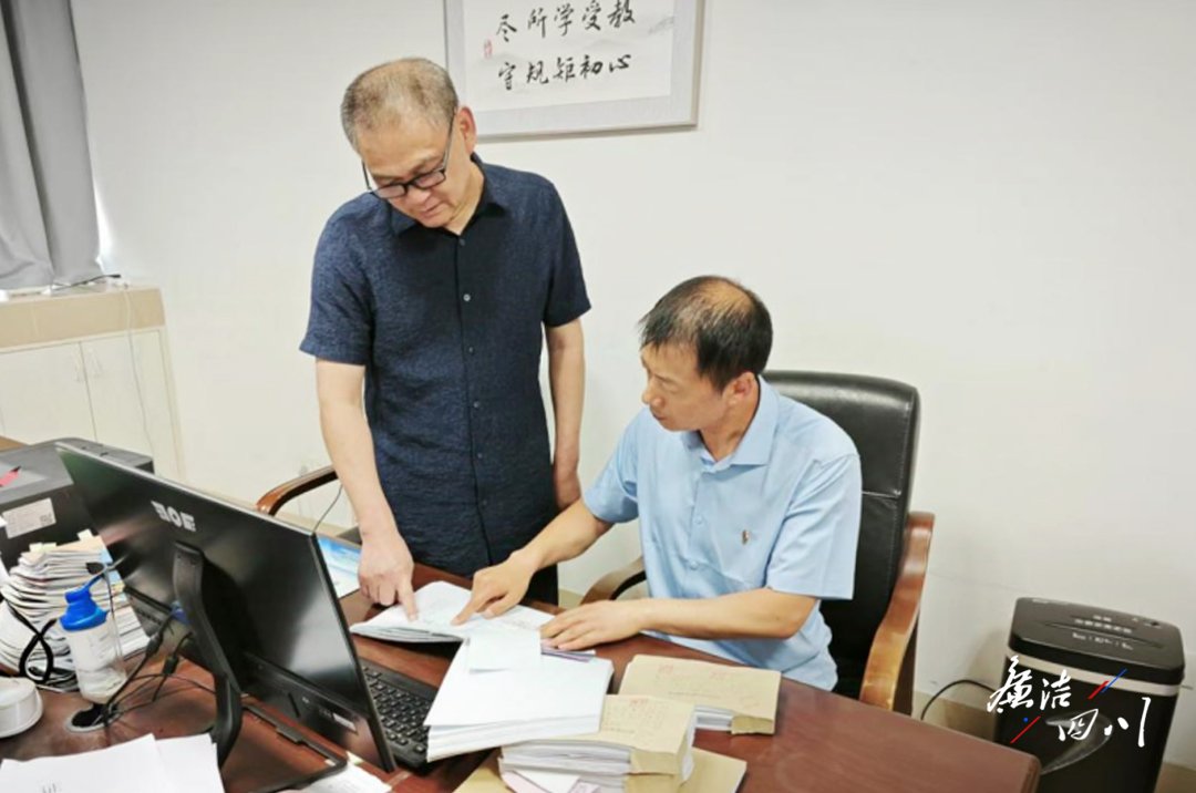 雁江区纪检监察干部核对银行流水与会计凭证支出。(赵芮 摄)