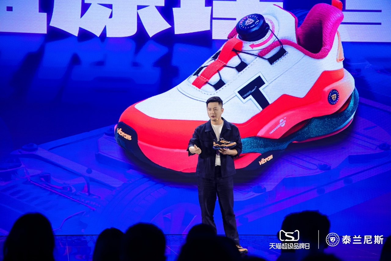 泰兰尼斯“稳跑鞋”在京震撼发布，明星父母助阵，诠释为爱守护的新力量