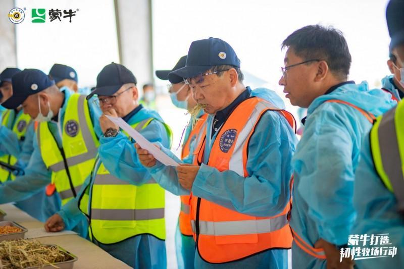 “奶牛金钥匙”专家团队评估奶牛饲草料品质