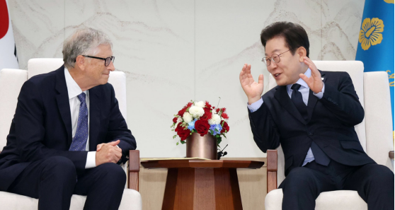 当地时间21日,李在明在龙山总统府会见比尔·盖茨 图源:韩媒