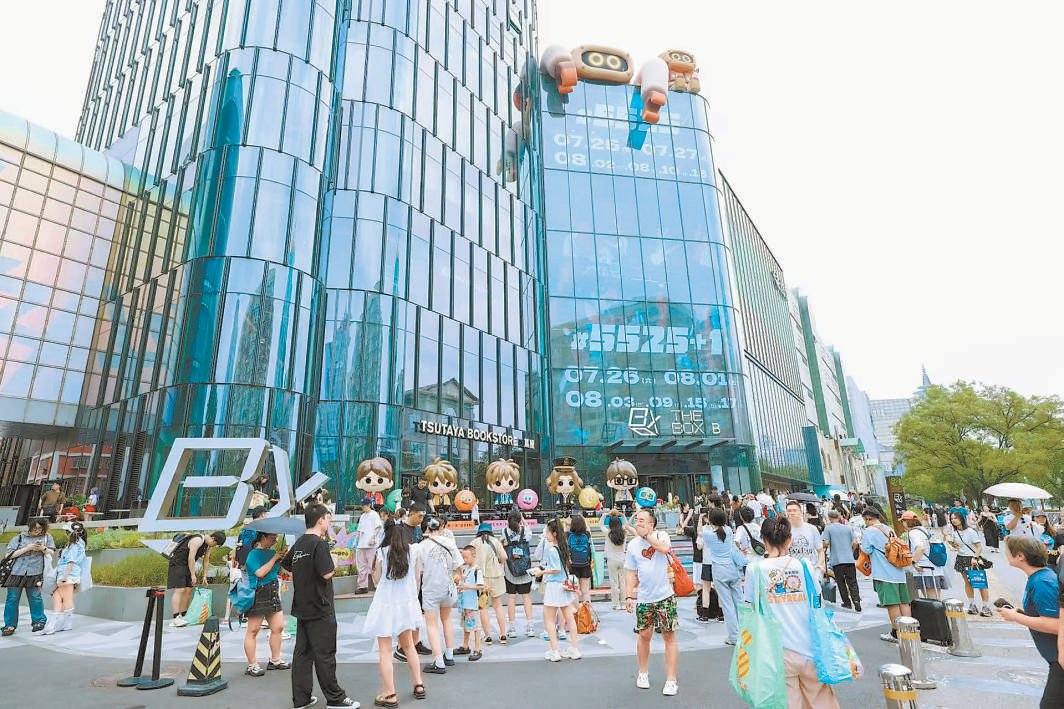 THE BOX B馆人流如织，来打卡的歌迷络绎不绝。朝阳区融媒体中心供图