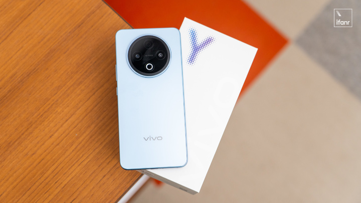 金标充电宝,带手机功能 | vivo Y500 上手体验