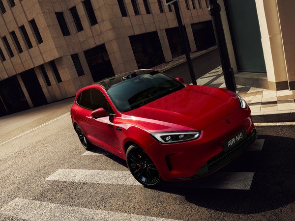 问界M5现身美国加州公路 测试车还是平行进口车？