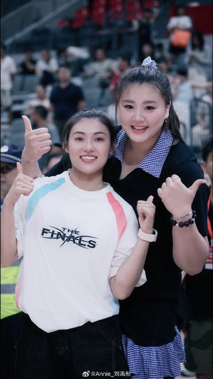 刘禹彤晒照：无论球场内外 要记住时刻都要保持好看