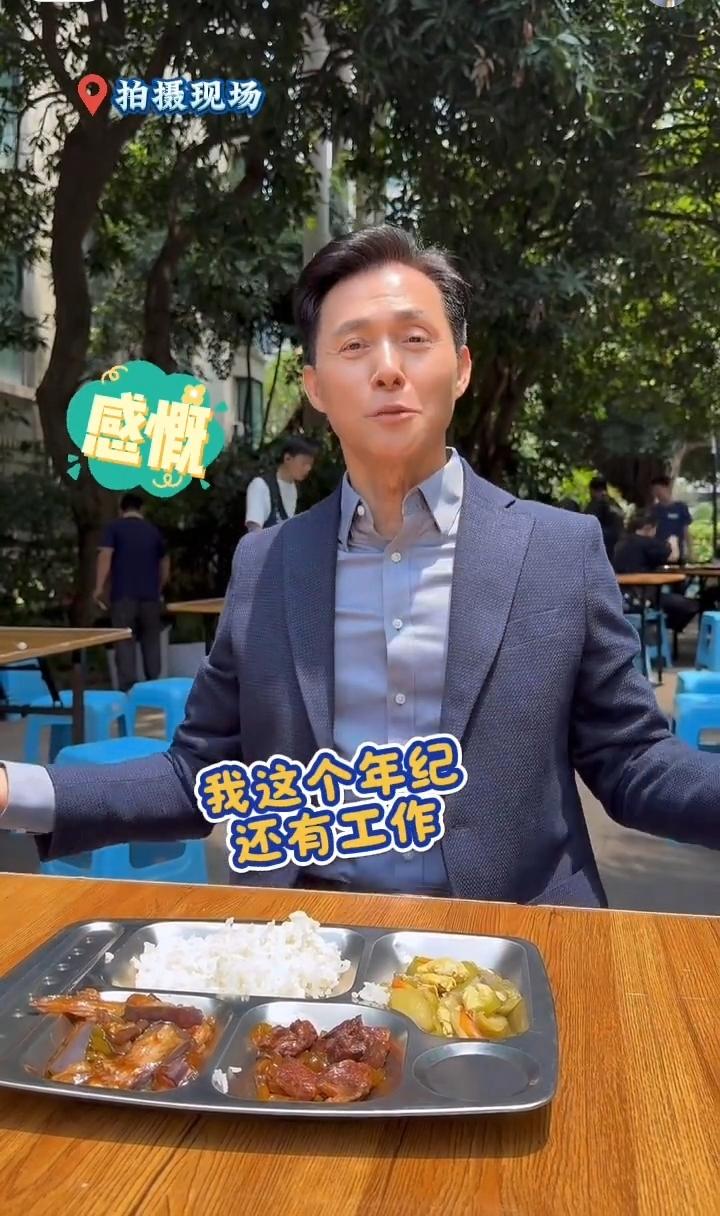 68岁前TVB演员张国强片场吃盒饭：我这个年纪还有工作，多好