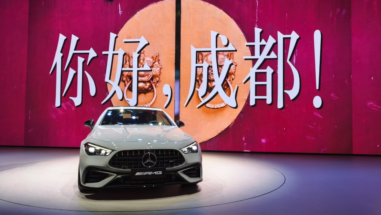 奔驰携双明星车型亮相 纯电与性能双线布局中国市场